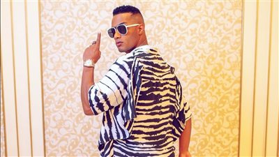 منهم محمد رمضان.. فنانون يتلقون هدايا من الجمهور على خشبة المسرح | فيديوجراف