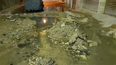 كسر في ماسورة مياه شرب رئيسية بالمحلة.. والمحافظ يوجه بإصلاح العطل │ صور