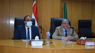 محافظ المنيا يتابع نسب تنفيذ مشروعات حياة كريمة