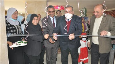 رئيس جامعة حلوان يفتتح معرض ملابس لطالبات المدينة الجامعية │ صور