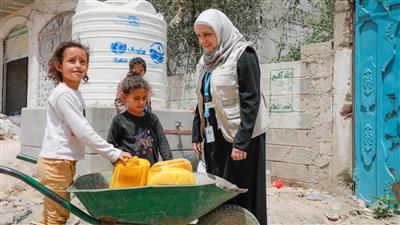 اقتصاد هش وكارثة إنسانية.. مسؤولية مزدوجة للحوثيين والحكومة اليمنية