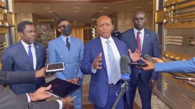 بحضور إيتو.. موتسيبي يؤكد لرئيس الكاميرون إقامة كأس الأمم الإفريقية في موعدها