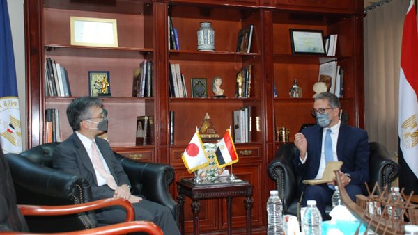 وزير السياحة يلتقي