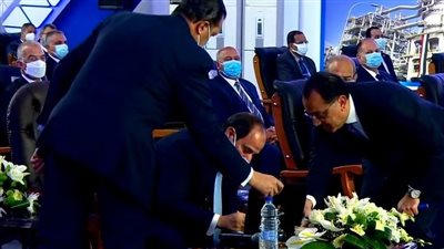 بث مباشر| النسخة الأولى.. مدبولي يُهدى الرئيس السيسي كتاب المشروعات التنموية بمصر