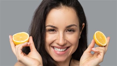فوائد فيتامين سي للبشرة الدهنية.. يحقق 5 مزايا ويمكن استعماله بهذا الشكل