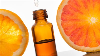 أضرار فيتامين سي للبشرة.. هل يسبب السيروم حبوبا؟