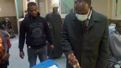 القنصل السوداني يزور مستشفى أسوان الجامعي للاطمئنان على مصابي حادث معبر أرقين