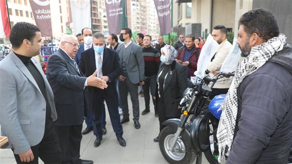 محافظ المنوفية يسلم