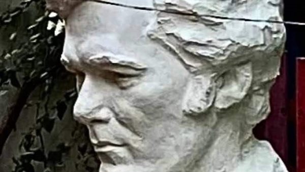 تمثال الفنان محمود