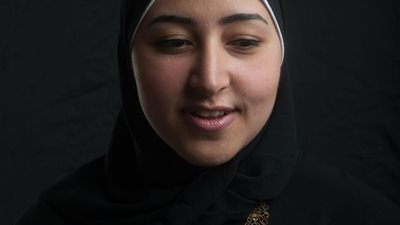 مصرية مسلمة تُحيي أغاني الميلاد بكاتدرائية في نيويورك