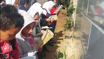 اللي علّم مامتش.. طلاب يقرأون القرآن على روح معلمهم الأزهري بمقابر البحيرة