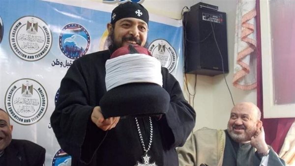 قس بسوهاج يضع عمامة