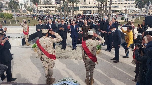 محافظ بورسعيد يضع