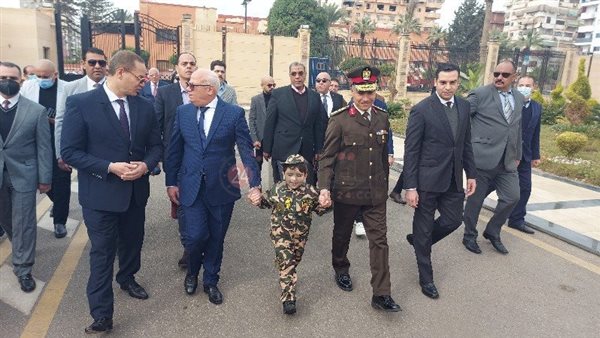 محافظ بورسعيد يصطحب