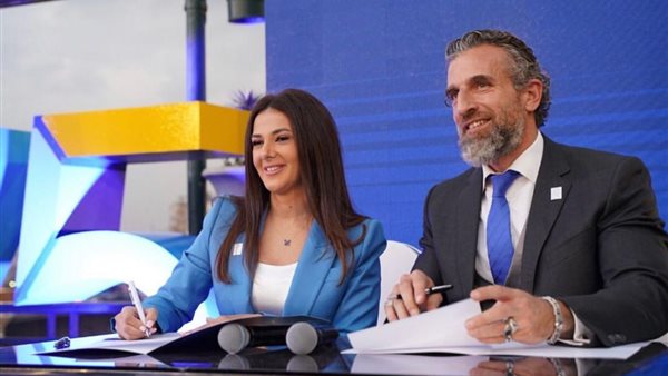 دنيا سمير غانم مع