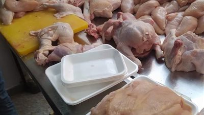 ليست الأولى.. الطب البيطري بالمنوفية يضبط واقعة حقن الدواجن بالماء لزيادة الوزن