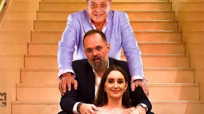 محمد محمود عبد العزيز ينشر صورة تجمعه بوالده وخطيبته: حققت أمنيتي