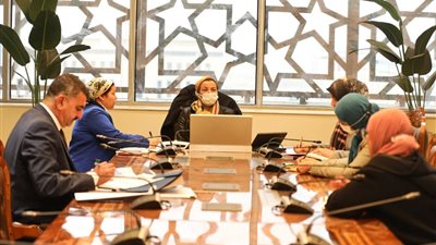 وزيرة البيئة تعقد أول اجتماع بمبنى الوزارة بالعاصمة الإدارية الجديدة