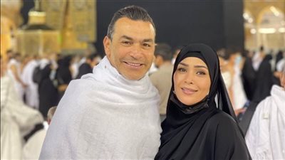 بمكياج كامل ومانيكير.. زوجة عصام الحضري تُثير الجدل أمام الحرم المكي | فيديوجراف
