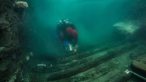 حطام سفينة حربية