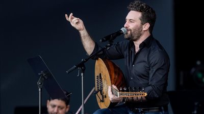 الأمريكي السوري فرج أبيض يشعل إكسبو بأغنيات مصرية وخليجية وشامية| صور