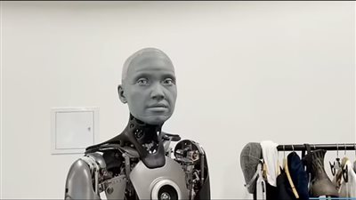 روبوت جديد يمسك بيد الباحث بعد الإحساس بها |صور