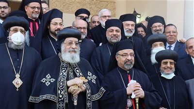 البابا تواضروس وبطريرك الأقباط الكاثوليك يلتقطون صورًا تذكارية بالمقر البطريركي في كوبري القبة