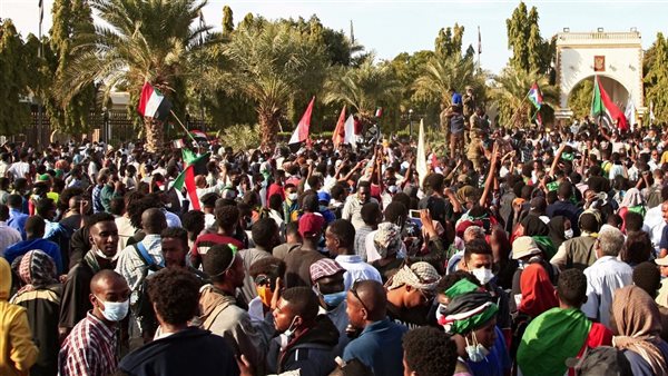 مظاهرات أمام القصر