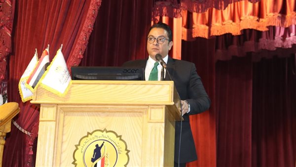 مدير معهد إعداد القادة