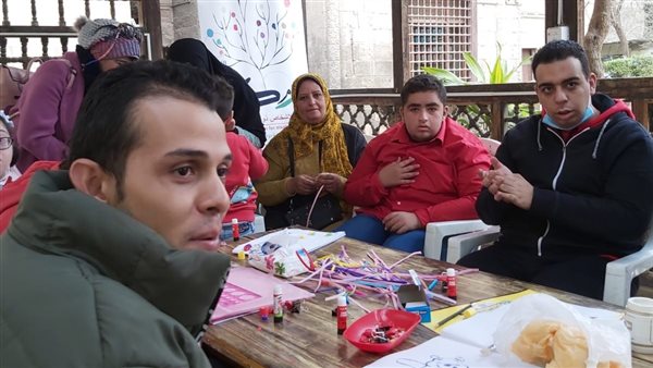 معرض قادرون باختلاف