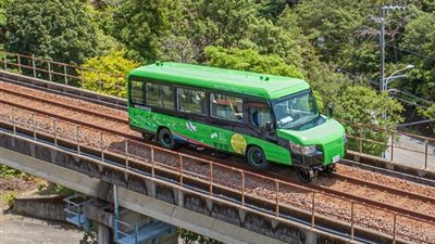 كوكب اليابان يعلن عن حافلة يمكنها التحول إلى قطار في 15 ثانية