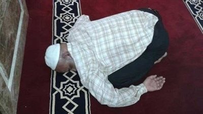 وفاة مسن ساجدًا خلال صلاة الظهر بالمنوفية.. وإمام المسجد: كان يتمنى حسن الختام | بث مباشر