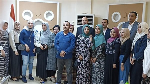 القنصل المصري والطالبات