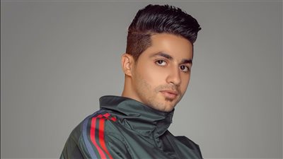 العو جه العو حضر.. عنبة يغني في حفل محمد منير بالرغم من إيقافه | فيديو جراف