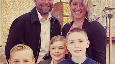 شجرة عيد الميلاد تتسبب في مصرع رجل و2 من أبنائه واحتراق منزلهم في ولاية بنسلفانيا | صور