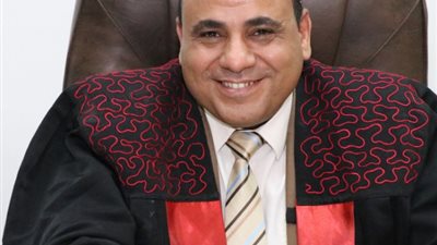 عميد تربية سوهاج يوضح إيجابيات وسلبيات نظام التابلت