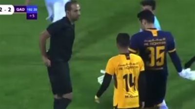بسبب ركلة جزاء.. حارس القادسية يعتدي على حكم مباراة فريقه والسالمية بالدوري الكويتي | فيديو 