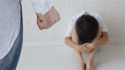 هخلعك وأتجوز غيرك.. زوجة تعذب أطفالها لرفض زوجها سفرها معه إلى هولندا |بث مباشر