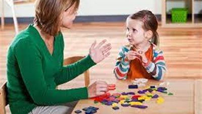 أخطاء تؤخر طفلك لغويًا 