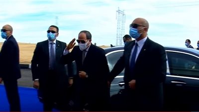 السيسي يصل إلى مقر مجمع بنبان للطاقة الشمسية بمحافظة أسوان