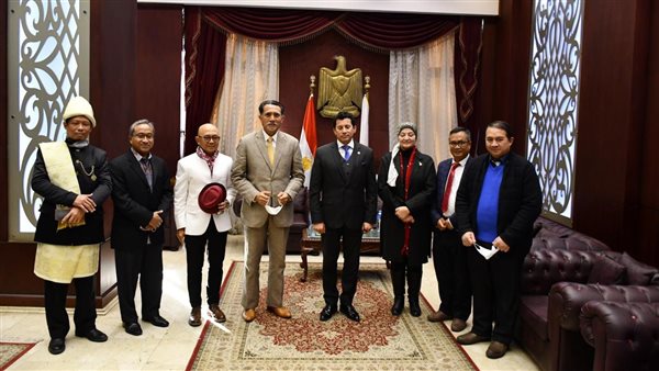 وزير الرياضة يبحث