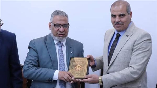 تكريم أمين عام جامعة