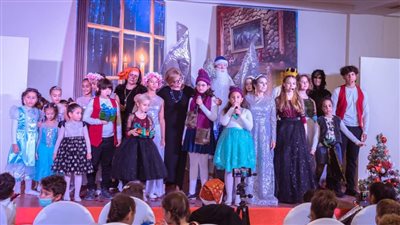 القنصلية الروسية تحتفل بأعياد الكريسماس بالعرض المسرحي ملكة الثلج | صور 