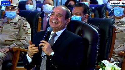 السيسي ممازحًا وزير الكهرباء: بتشكر وزارة الدفاع طيب بتدق معاهم في الفلوس ليه يا دكتور شاكر