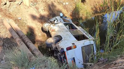 انتشال ميكروباص من ترعة بعد انقلابه وإصابة 4 مواطنين بالغربية