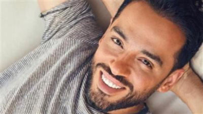 الجو جامد.. رامي جمال يشوّق جمهوره ببوستر أغنيته الجديدة من ألبوم ولسه