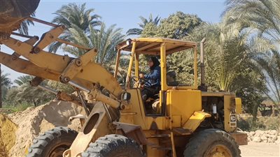 فتاة تقود لودر بدلًا من والدها المريض: عليه أقساط والالتزامات ما بتخلصش| فيديو