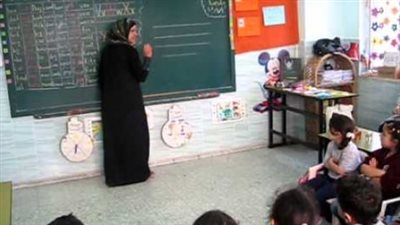 أسلوب شيق مبتكر.. معلمة تشرح الإنجليزي بـ اللهجة البدوية داخل إحدى مدارس مطروح | فيديو