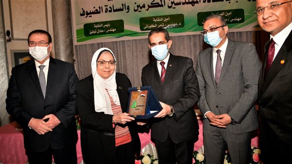 محافظ الغربية يكرم