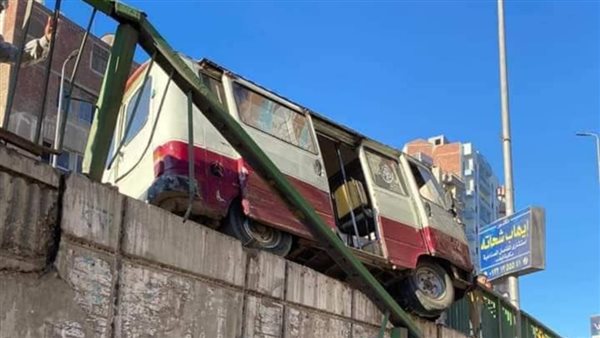 اقتحام سرفيس لـ كوبري